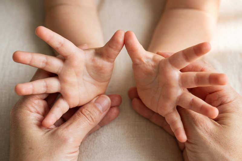 Toddler thumbs touching to form the itsy bitsy spider body